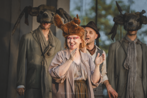 Spektakl dla dzieci pt. Szelmostwa Lisa Witalisa. Na zdjęciu aktorzy w roli zwierząt