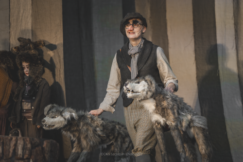 Spektakl dla dzieci pt. Szelmostwa Lisa Witalisa. Na zdjęciu aktor, który w rękach trzyma rekwizyty zwierząt