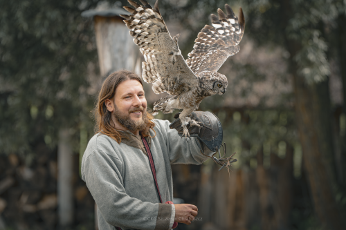 Pokaz ptaków drapieżnych, na zdjęciu ptak i jego opiekun