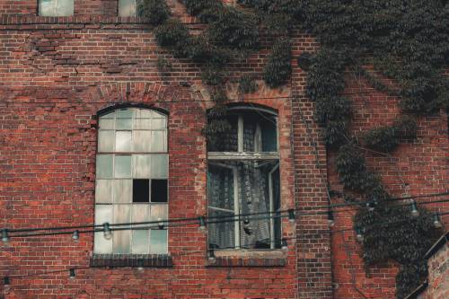 Detal - okna w ceglanym budynku.