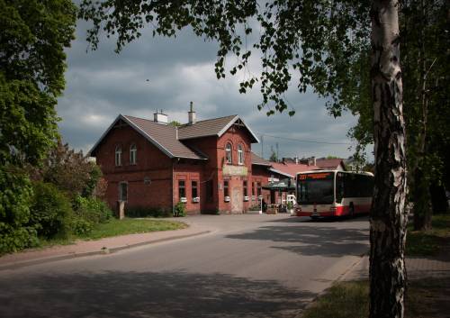 Bar zacisze i miejski autobus.