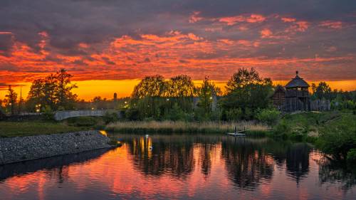 Czerwony zachód słońca na Faktorii Handlowej.