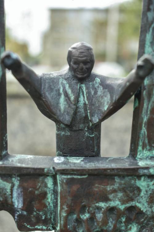 Detal - rzeźba Jana Pawła II.