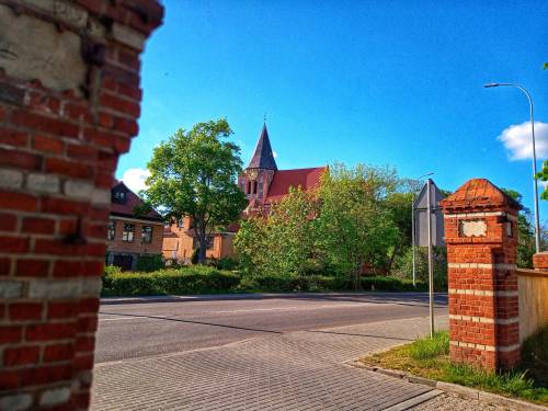 Widok na Kościół pw. Podwyższenia Krzyża Świętego zza bramy Wozowni.