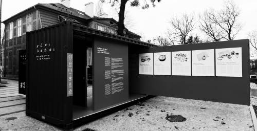 Kontener z wystawą - zdjęcie czarni-białe.