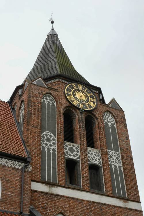 Kościół pw. Podwyższenia Krzyża Świętego - zbliżenie na wieżę.