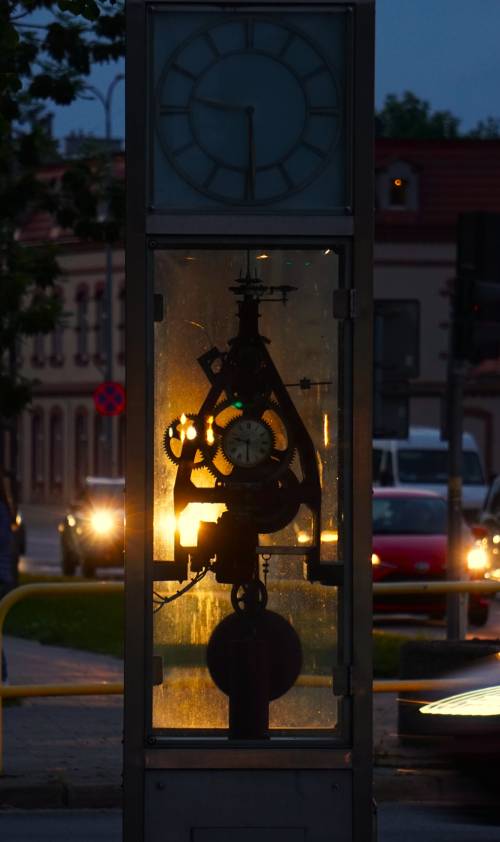 Pruszcz Gdański nocą - zegar.