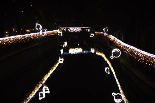 Pruszcz Gdański nocą - kanał Raduni z iluminacją.