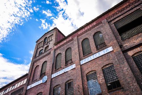 Zbliżenie z ukosa na okna cukrowni.