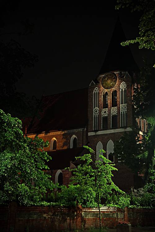 Pruszcz Gdański nocą -  kościół pw. Podwyższenia Krzyża.