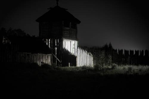 Pruszcz Gdański nocą - palisada Faktorii.