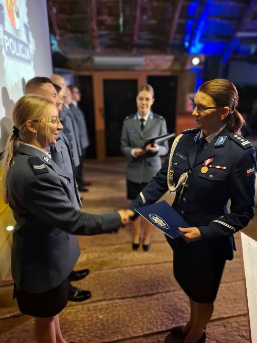 Funkcjonariuszka otrzymuje akt mianowania na wyższy stopień policyjny