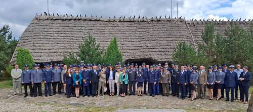 Uczestnicy uroczystości na jednym zdjęciu w Parku Kulturowym Faktoria