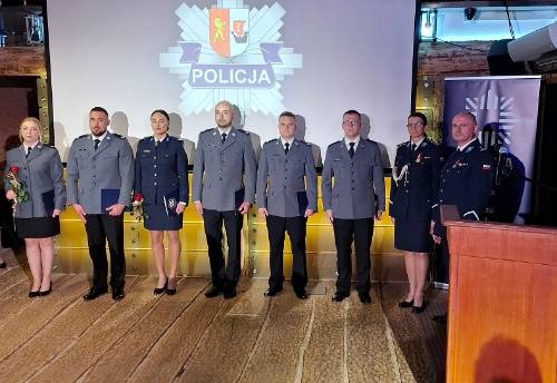 Na zdjęciu funkcjonariusze i funkcjonariuszki Policji