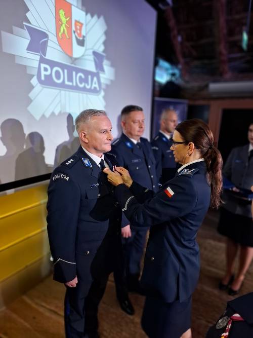 Funkcjonariusze otrzymują odznaki Zasłużony policjant