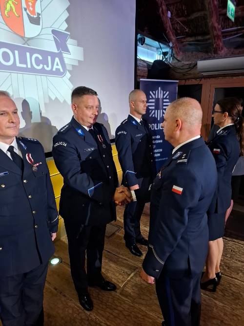 Gratulacje dla wyróżnionych funkcjonariuszy