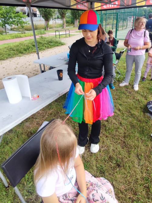 Animatorka zaplata dziewczynce warkoczyki