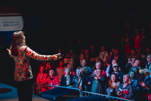 Krystyna Giżowska na scenie przed licznie zgromadzoną publicznością