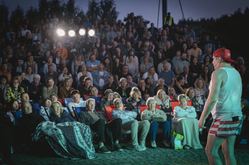 Spektakl Powarkiwania Drogi Mlecznej, aktor stoi przed licznie zgromadzoną publicznością