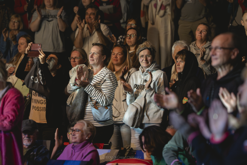 Spektakl Powarkiwania Drogi Mlecznej, na zdjęciu licznie zgromadzona publiczność bije brawa