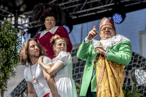 Spektakl dla dzieci Zaczarowana królewna, na zdjęciu między innymi królewna i król