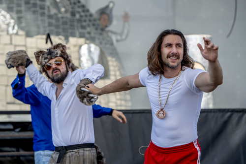 Spektakl dla dzieci Zaczarowana królewna, na zdjęciu na pierwszym planie dwaj aktorzy