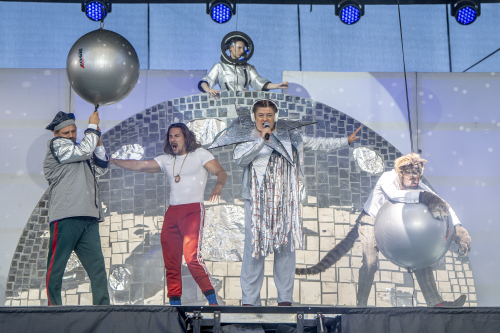 Spektakl dla dzieci Zaczarowana królewna, aktorzy na scenie