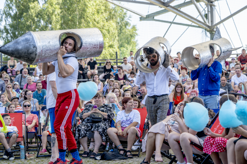 Spektakl dla dzieci Zaczarowana królewna, aktorzy odgrywają scenę wśród dzieci