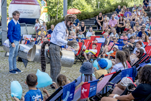 Spektakl dla dzieci Zaczarowana królewna, aktorzy odgrywają scenę przed dziećmi