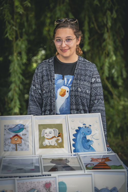 Jarmark w Parku Kulturowym Faktoria, na zdjęciu pani ze swoimi pracami plastycznymi