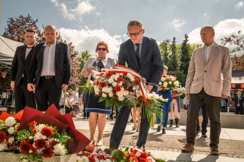 Burmistrz i przedstawiciele Rady Miasta składają kwiaty.