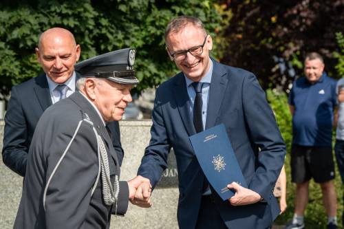Burmistrz Pruszcza Gdańskiego podaje rękę kombatantowi.
