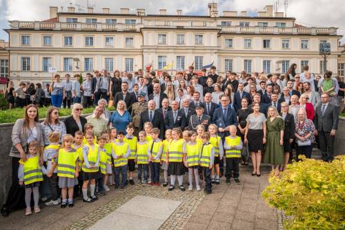 Wspólne zdjęcie zebranych uczestników obchodów.