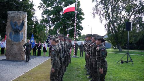 Żołnierze i goście podczas uroczystości.