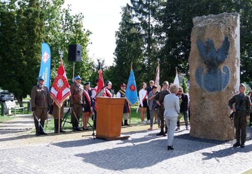 Żołnierze i goście podczas uroczystości.