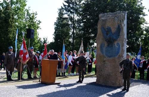 Żołnierze i goście podczas uroczystości.