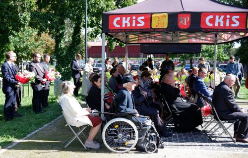 Żołnierze i goście podczas uroczystości.