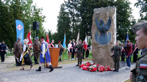 Żołnierze i goście podczas uroczystości.