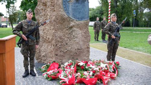 Żołnierze i goście podczas uroczystości.