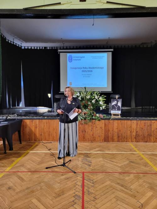 Przemawia koordynatorka UTW w Pruszczu Gdańskim