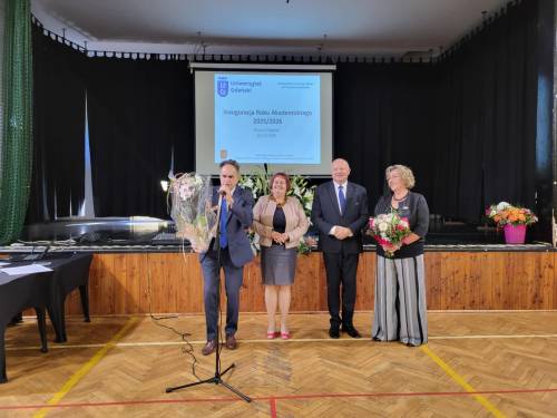 Przemawia zastępca burmistrza Jerzy Kulka, obok stoi między innymi przewodnicząca Rady Miasta Pruszcza Gdańskiego