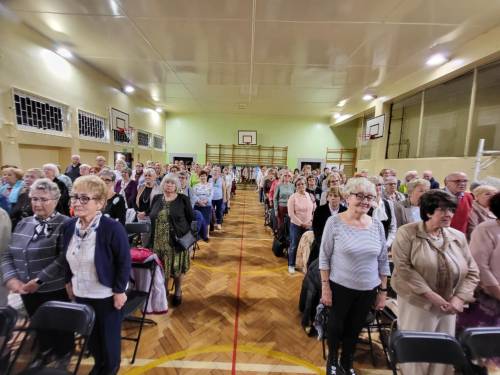 Inauguracja roku akademickiego w UTW, słuchacze stoją