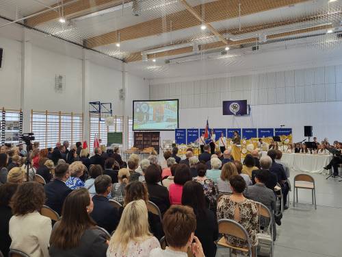 Goście podczas uroczystości na sali gimnastycznej.