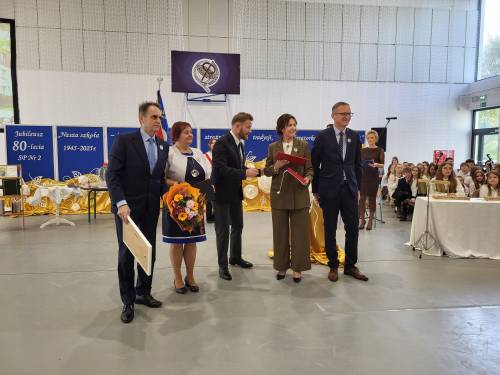 Goście podczas uroczystości na sali gimnastycznej.