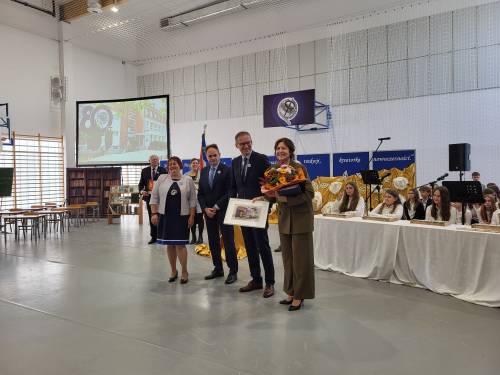 Goście podczas uroczystości na sali gimnastycznej.