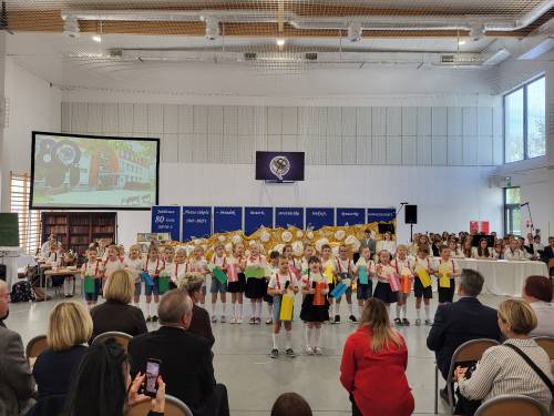 Goście podczas uroczystości na sali gimnastycznej.