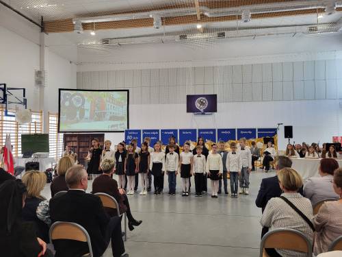 Goście podczas uroczystości na sali gimnastycznej.