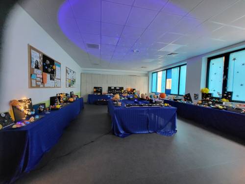 Przygotowane przez uczniów modele układów słonecznych.