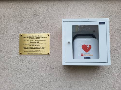 Defibrylator AED i tablica pamiątkowa.