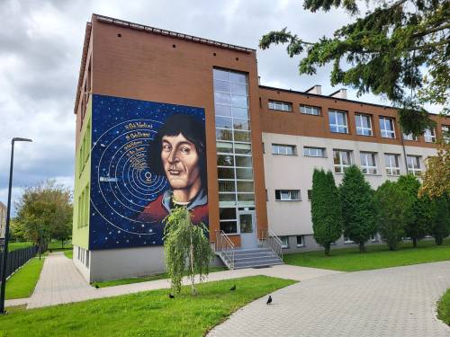 Pamiątkowy mural przedstawiający M. Kopernika.